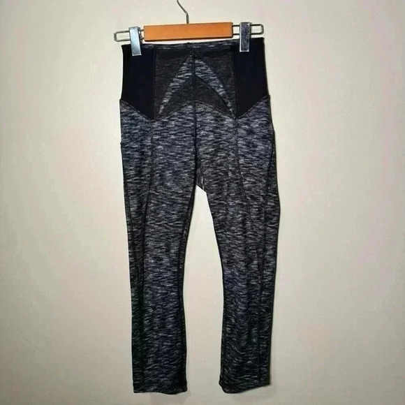 Lululemon Exquisite Crop Dramatic Static White Black / Black 4 - Picture 6 of 8